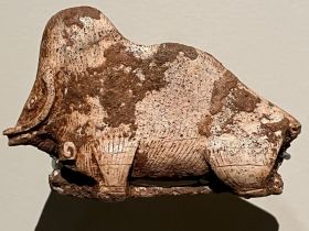 Fragment de propulseur en bois de renne orné d’une figure de mammouth en ronde bosse provenant de la grotte de Canecaude à Villardonnel (Aude) - Epoque magdalénienne (12 000 à 14 000 ans)