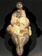 Vénus de Lespugue découverte dans la grotte des Rideaux, à Lespugue (Haute-Garonne) - ivoire de mammouth, - Epoque gravettienne,  H. 14,74 cm. Paris, musée de l’Homme