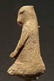 Ourson sculpté en position assise dans du bois de renne et provenant de l'abri de Laugerie-Basse aux Eyzies de Tayac (Dordogne) -  Epoque magdalénienne (12 000 à 14 000 ans) - MAN