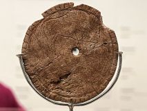 Rondelle percée - bison gravé sur os d'omoplate - D=5,5cm - pendentif ? - Grotte d'Enlène à Montesquieu-Avantès (Ariège) - Epoque magdalénienne (12 000 à 14 000 ans) - MAN