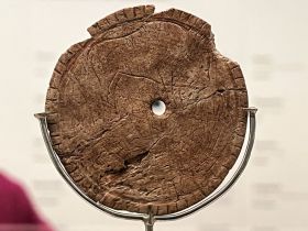 Rondelle percée - bison gravé sur os d'omoplate - D=5,5cm - pendentif ? - Grotte d'Enlène à Montesquieu-Avantès (Ariège) - Epoque magdalénienne (12 000 à 14 000 ans) - MAN