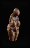 Vénus stéatopyge brune de Grimaldi  en stéatite - Très stylisée, elle évoque la féminité, la maternité et la fécondité sorte de Matrice, Mère, Terre mère primitives - Provenance Grottes des Balzi Rossi à Grimaldi en Italie - Gravettien vers - 29 000 / - 22 000 ans - ©RMN-GPJ.-G. Berizzi. MAN
