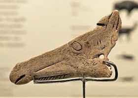 Contour d'une tête de cheval découpée et gravée dans un os - Grotte d'Enlène à Montesquieu-Avantès (Ariège) - Epoque magdalénienne (12 000 à 14 000 ans) - Musée de l'Homme