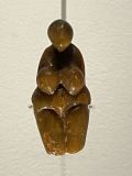 Vénus stéatopygi brune de Grimaldi  en stéatite - Très stylisée, elle évoque la féminité, la maternité et la fécondité sorte de Matrice, Mère, Terre mère primitives - Provenance Grottes des Balzi Rossi à Grimaldi en Italie - Gravettien vers - 29 000 / - 22 000 ans -  ©RMN-GPJ.-G. Berizzi - MAN