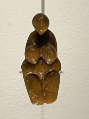 Vénus stéatopygi brune de Grimaldi  en stéatite - Très stylisée, elle évoque la féminité, la maternité et la fécondité sorte de Matrice, Mère, Terre mère primitives - Provenance Grottes des Balzi Rossi à Grimaldi en Italie - Gravettien vers - 29 000 / - 22 000 ans -  ©RMN-GPJ.-G. Berizzi - MAN