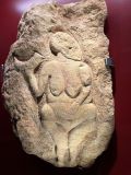 Vénus de Laussel, dite Vénus à la corne de bison , pierre calcaire Trouvée dans la grotte de Laussel à  Marquay (Dordogne) - Elle évoque la féminité, la maternité et la fécondité sorte de Matrice, Mère, Terre mère primitives  Epoque gravettienne ers - 29 000 / - 22 000 ans - Bordeaux, musée d’Aquitaine. .