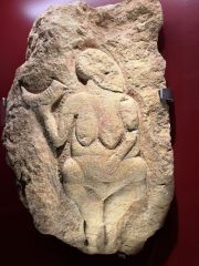 Vénus de Laussel, dite Vénus à la corne de bison , pierre calcaire Trouvée dans la grotte de Laussel à  Marquay (Dordogne) - Elle évoque la féminité, la maternité et la fécondité sorte de Matrice, Mère, Terre mère primitives  Epoque gravettienne ers - 29 000 / - 22 000 ans - Bordeaux, musée d’Aquitaine. .