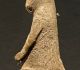 Ourson sculpté en position assise dans du bois de renne et provenant de l'abri de Laugerie-Basse aux Eyzies de Tayac (Dordogne) -  Epoque magdalénienne (12 000 à 14 000 ans) - MAN