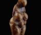Vénus stéatopyge brune de Grimaldi  en stéatite - Très stylisée, elle évoque la féminité, la maternité et la fécondité sorte de Matrice, Mère, Terre mère primitives - Provenance Grottes des Balzi Rossi à Grimaldi en Italie - Gravettien vers - 29 000 / - 22 000 ans - ©RMN-GPJ.-G. Berizzi. MAN