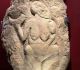 Vénus de Laussel, dite Vénus à la corne de bison , pierre calcaire Trouvée dans la grotte de Laussel à  Marquay (Dordogne) - Elle évoque la féminité, la maternité et la fécondité sorte de Matrice, Mère, Terre mère primitives  Epoque gravettienne ers - 29 000 / - 22 000 ans - Bordeaux, musée d’Aquitaine. .