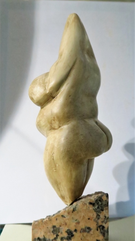 Statuette féminine dite "Vénus de Savignano" taillée dans un bloc de stéatite, découverte en 1925 près du village de Savignano sul Panaro (province de Modène - Italie) - vers 15000 BP - H=23 cm