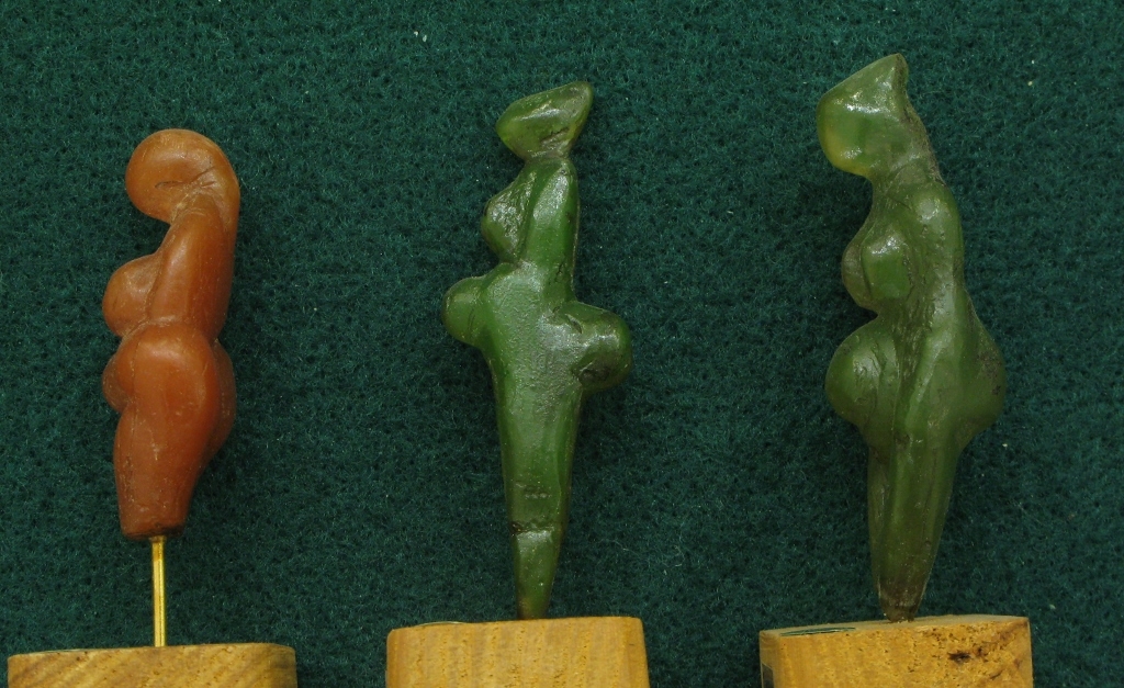 Au centre, statuette en stéatite verte dite "Polichinelle" découverte dans les grottes de Grimaldi (Ligurie/Italie). Gravettien vers 25000 BP - H=6 cm