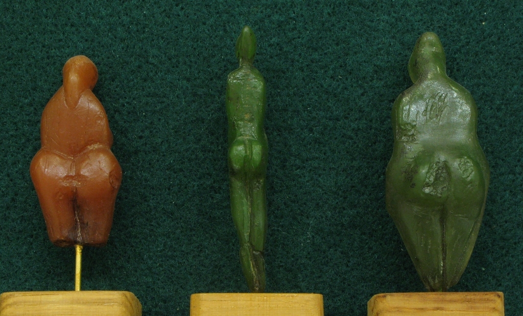 A droite, statuette en stéatite verte dite "losange" découverte dans les grottes de Grimaldi (Ligurie/Italie). Gravettien vers 25000 BP - H=7cm