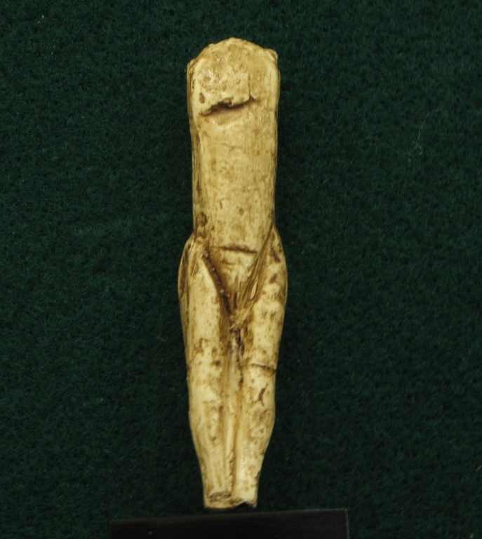 Statuette féminine dite "Vénus impudique" en ivoire de mammouth, découverte en 1864 par le Marquis de Vibraye sur le site de Laugerie basse aux Eyzies de Tayac (Dordogne) - 24000 BP - H= 80 mm