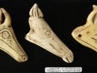 Têtes de cheval - Figure du centre provenant de la grotte d'Isturitz (64). Les autres sont de provenance inconnue.
