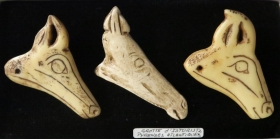 Têtes de cheval - Figure du centre provenant de la grotte d'Isturitz (64). Les autres sont de provenance inconnue.