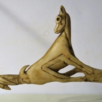 Le faon aux oiseaux - Propulseur en bois de renne découvert en 1940 dans le Mas d'Azil (09) - 15000 BP