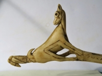 Le faon aux oiseaux - Propulseur en bois de renne découvert en 1940 dans le Mas d'Azil (09) - 15000 BP