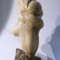Statuette féminine dite "Vénus de Savignano" taillée dans un bloc de stéatite, découverte en 1925 près du village de Savignano sul Panaro (province de Modène - Italie) - vers 15000 BP - H=23 cm