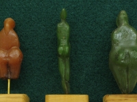 A droite, statuette en stéatite verte dite "losange" découverte dans les grottes de Grimaldi (Ligurie/Italie). Gravettien vers 25000 BP - H=7cm