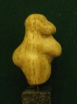 Statuette féminine dite "La poire", en ivoire de mammouth, découverte en 1892 dans la grotte du Pape à Brassempouy (Landes) - Gravettien vers 25000 BP - H=4,5 cm