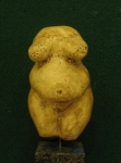 Statuette féminine dite "La poire", en ivoire de mammouth, découverte en 1892 dans la grotte du Pape à Brassempouy (Landes) - Gravettien vers 25000 BP - H=4,5 cm