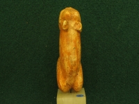 Statuette féminine dite "La Vénus de Sireuil", taillée dans un bloc de calcite translucide, découverte en 1900 par M. Prat, sur la commune de Sireuil (Dordogne) - 27000 BP - H= 90 mm
