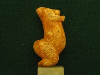 Statuette féminine dite "La Vénus de Sireuil", taillée dans un bloc de calcite translucide, découverte en 1900 par M. Prat, sur la commune de Sireuil (Dordogne) - 27000 BP - H= 90 mm
