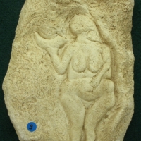 "Venus de Laussel" ou "Venus à la corne" détachée d'un gros bloc de calcaire trouvé en 1911 dans le Grand-Abri de Laussel en Dordogne - Gravettien 22000 BP - H= 15cm