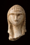 Tête Féminine dite "Dame de Bassemprouy" ou "Dame à la Capuche", en ivoire de mammouth, découverte en 1894 par Edouard Piette dans les grottes de Brassempouy (Landes) - Gravettien 24000 BP - H= 40 mm - photo Musée des Antiquités Nationales