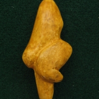 Statuette féminine dite "La Vénus de Tursac", taillée dans un bloc de calcite ambrée découverte en 1959 à Tursac (Dordogne) commune voisine de Sireuil - Gravettien 24000 BP - H= 80 mm,