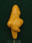 Statuette féminine dite "La Vénus de Tursac", taillée dans un bloc de calcite ambrée découverte en 1959 à Tursac (Dordogne) commune voisine de Sireuil - Gravettien 24000 BP - H= 80 mm,