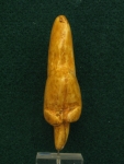 Statuette féminine dite "La Vénus de Tursac", taillée dans un bloc de calcite ambrée découverte en 1959 à Tursac (Dordogne) commune voisine de Sireuil - Gravettien 24000 BP - H= 80 mm,
