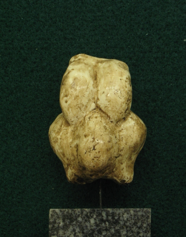 Statuette féminine dite "manche de poignard", en ivoire de mammouth, découverte par Edouard Piette dans la grotte du Pape à Brassempouy (Landes) - Gravettien vers 25000 BP - H=10 cm