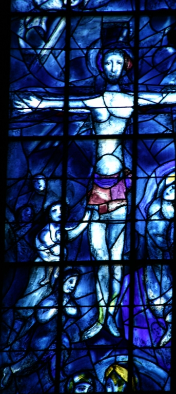 La crucifixion: un vitrail bleu de Chagall - photo Claude Hy