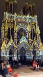 La soirée se clôture par l'embrasement de la cathédrale puis sur le chemin de la gare, nous traversons le marché de Noël.