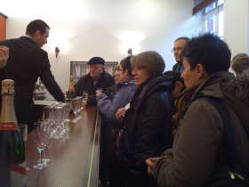 Après la visite des caves Mumm, on attend pour la dégustation du champagne - photo Jacques Dillon