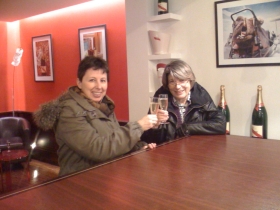 Anne et Hélène trinquent - photo Jacques Dillon.