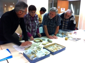 Présentation et identification des fossiles de Daniel. Photo Jacques