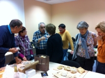Discussion autour des ammonites apportées par Hélène et Jacques. Photo Jacques