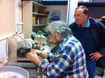 Enlèvement de la gangue d\'une ammonite de Jean Michel par Michel, sous l’œil intéressé de Claude. Photo Jacques