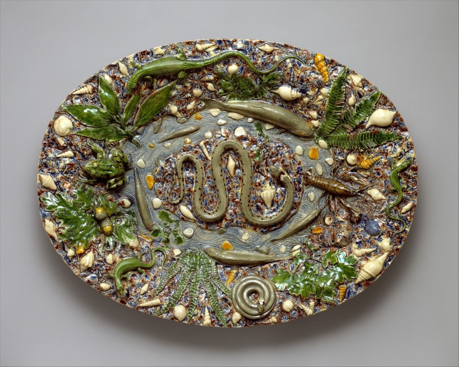 Plat en céramique émaillée au plomb dans le goût de Bernard Palissy, attribué à l’atelier du « Maître au griffon » et conservé au MET