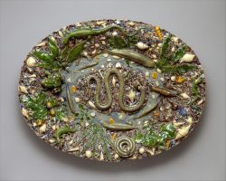 Plat en céramique émaillée au plomb dans le goût de Bernard Palissy, attribué à l’atelier du « Maître au griffon » et conservé au MET