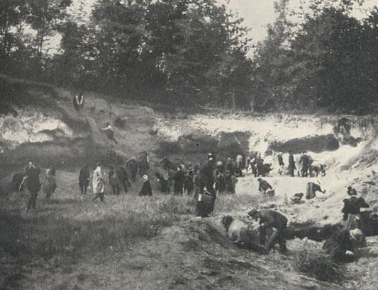 Visite de la Falunière de Grignon par les membres du 8ème Congrès International de Géologie en 1900 (D’après Meunier, 1912 pl. IX).