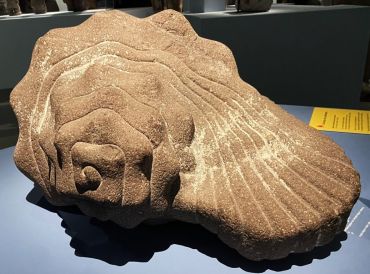 énorme coquillage marin sculpté dans un bloc de basalte
