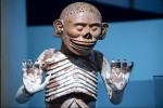 Mictlantecuhtli, dieu qui règne sur le monde des morts dans la pensée mexica - Composition en céramique de près de 1,80 mètre de haut - musée du quai Branly, Jacques Chirac - © Thibaut Chapotot