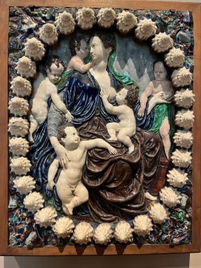 Plaque de la Charité humaine, environnée de cinq enfants et entourée d’un cercle ovale formé de trente-un coquillages-  fin XVI/début XVIIe siècle - Musée du Louvre - Photo JD