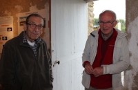 Hervé (à gauche) et le biologiste Michel Caboche dans le pigeonnier de Grignon - 14 sept 2013