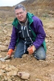 Non, il ne s\'agit pas de dépaver la carrière, mais le travail de géologue n\'est pas seulement intellectuel, dans un fauteuil, il nécessite au préalable beaucoup de travail et d\'énergie. Au premier plan, du bois fossile conservé dans la roche calcaire. Photo Aude Bouillé