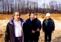 Au premier plan de g. à d. Michel Nguyen, Jacques Géraud (Pdt du club ). Au second plan à gauche M. Ruheman.